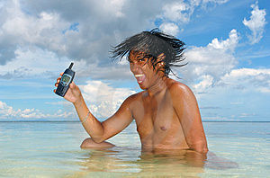 usando-un-tel-eacutefono-celular-en-un-mar-tropical-thumb944841